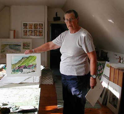 Maud Sinclair med en akvarel fra Faeroerne.jpg (18337 bytes)