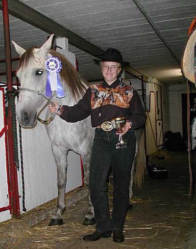 Tinka-med-pokal-foto-Vidar.JPG (41537 bytes)