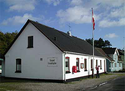 26oktHemmed-forsamlingshus400.jpg (33143 bytes)