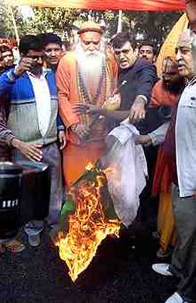 18dec_indienpaki_tattwamasi_400.jpg (23152 bytes)